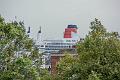 Am Horizont, die Queen Mary 2, soeben aus New York angekommen, zur 8h Freizeit in Southampton, die Strassen sind voller deutscher Passagiere die abends weiter nach Hamburg fahren.